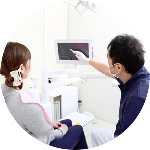 説明を聞く患者と歯科医師